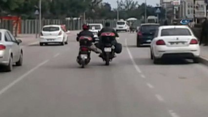Yakıtı biten motosiklet sürücüsünden tehlikeli çözüm