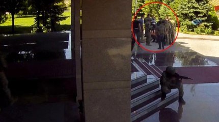 Zekai Paşa'nın, Ömer Halisdemir'in Naaşını Alnından Öptüğü Görüntüler Ortaya Çıktı