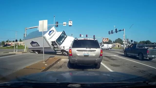 Les passagers de cette voiture ont vu la mort de prêt quand un camion est venu se retourner devant eux