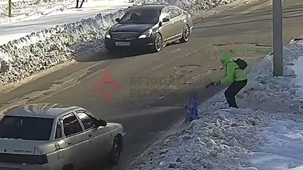 Une voiture percute un bébé qui venait d'échapper à sa mère !