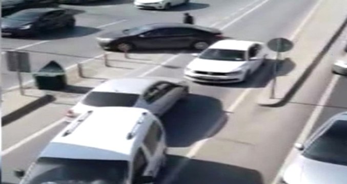 E-5'te Ters Yönden Giden Sürücüler Trafiği Birbirine Kattı! O Anlar Kameraya Yansıdı