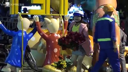 Người dân xin hoa tại đường hoa Nguyễn Huệ