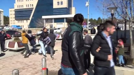 Kadının tekme tokat saldırdığı uyuşturucu taciri kadın ile birlikte 3 şüpheli tutuklandı