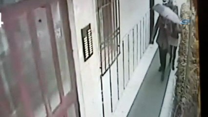Şemsiyeli montlu hırsızlar önce kameraya sonra polise yakalandı
