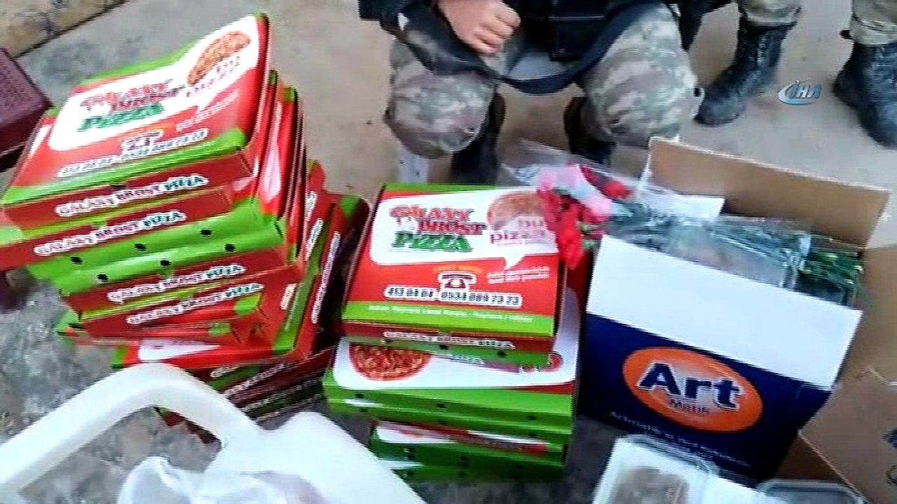 Mehmetçiğe 'atom tatlısı' ve 'bayraklı pizza' dopingi