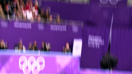 ஐஸ் நடனம் செய்யும் போதே பெண்ணின் மேலாடை அவிழ்ந்தது..