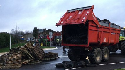 Les Agriculteurs de Charente Bloquent le E.Leclerc d'Angoulême