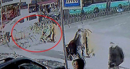 Motosikletli Kurye, 2 Çocuğun Bulunduğu Bebek Arabasına Hızla Çarparak Yola Savurdu