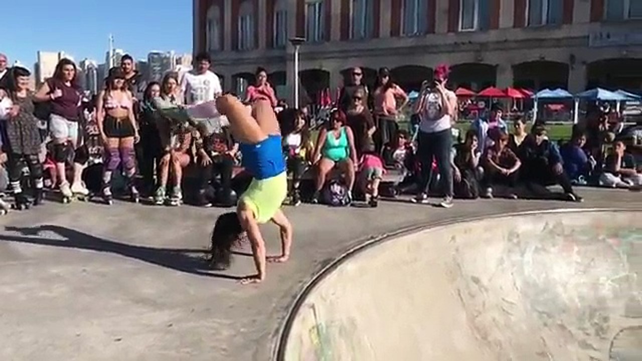 Une femme fait du roller dans un skatepark