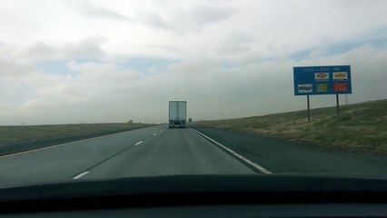 Des virevoltant traversent l'autoroute