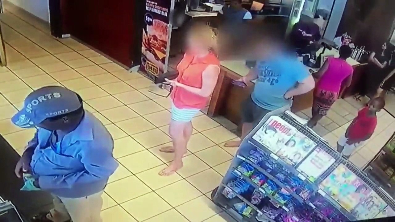 Cet homme pris en flag en train d'essayer de prendre des photos sous la jupe d'une femme en plein magasin