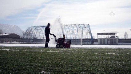 Şehir stadyumunda karla mücadele - AĞRI