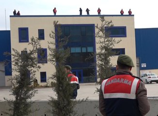 İşten Çıkarılan İşçiler Fabrikanın Çatısına Çıktı