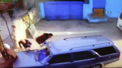 Panikleyen Sürücü Yaşlı Kadını Direğe Sıkıştırdı! O Anlar Kamerada...