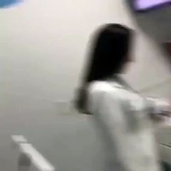 Une jeune femme beug au moment de sortir d'une chaise...