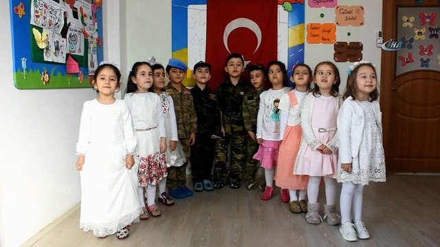 Minik öğrenciler asker kıyafeti giydi