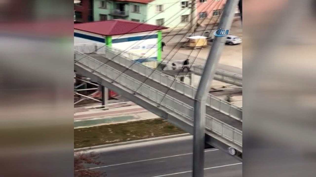 Üst geçit var kullanan yok...Vatandaşların kazaya davetiye çıkardığı anlar kamerada