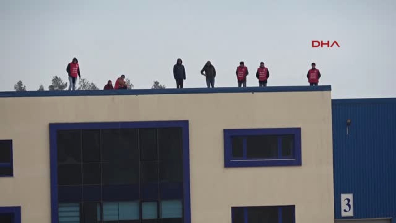 Karabük İşten Çıkarılan İşçiler Fabrikanın Çatısına Çıktı