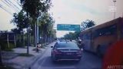 Cop injured by fleeing motorist