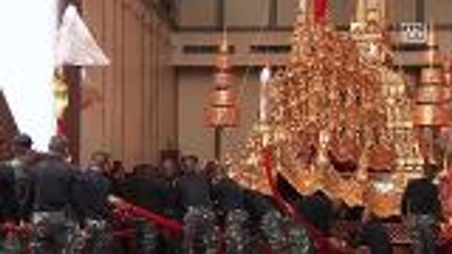 Foreign diplomats in Thailand given a tour of the Royal chariot prior to King Bhumibol's cremation