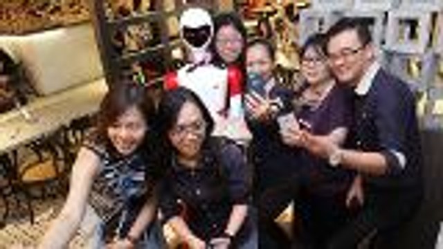 Ipoh kopitiam draws customers with robot waitresses