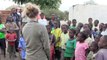 Des enfants africains écoutent du violon pour la première fo