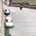 Un homme se jette contre une voiture