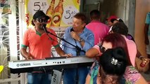 Renato Gadelha cantando frevo durante o carnaval em Sousa