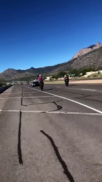 Un policier sort son arme envers des motards pour seulement un cabré !