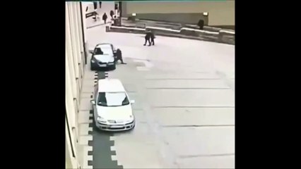 Ce dingue se jette tête la première sur une voiture... Mais pourquoi????