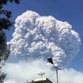 Eruption du volcan Sinabung filmée de sa fenêtre en Indonésie !
