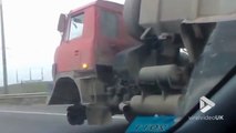 Sans sa roue avant ce camion roule sur l'autoroute !