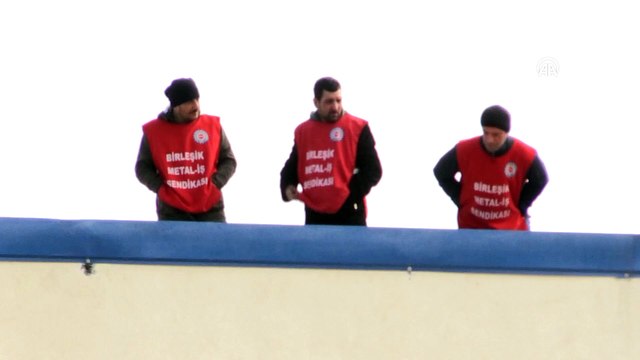 Demir çelik işçileri haddehanenin çatısına çıkarak eylem yaptı - KARABÜK
