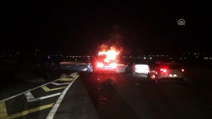 Koyun sürüsüne çarpan servis minibüsü ateşe verildi - BATMAN