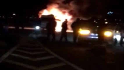 Koyun sürüsüne çarpan minibüsü benzinle ateşe verdi