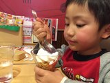 イチゴパフェを堪能♪ 大好きなイチゴアイスを食べたよ♪ 5歳のトレーシーと3歳のスティーブ ★Ete delicious sweets★