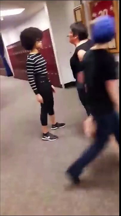 Une écolière frappe une professeur et va le regretter