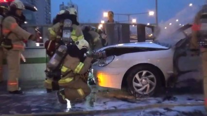 강변북로 차량 화재...인명피해 없어 / YTN