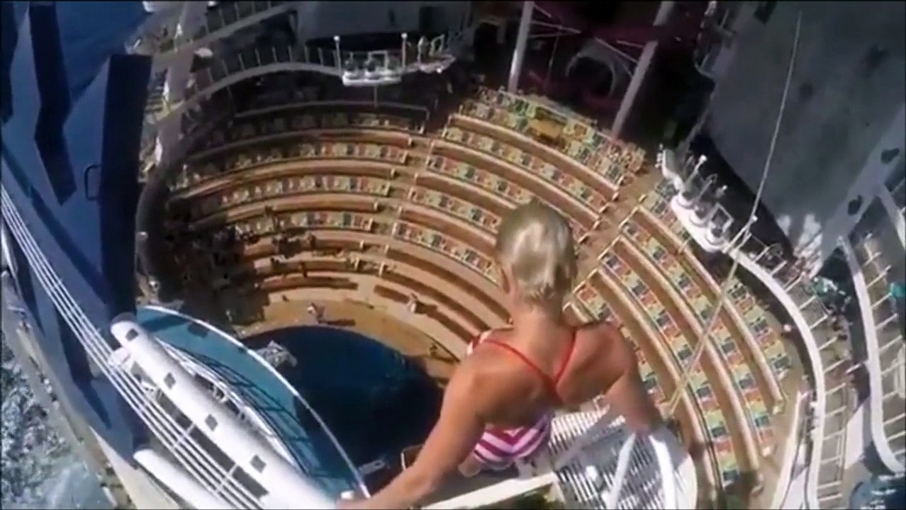 Cette plongeuse saute du haut d'un bateau de croisière directement dans la piscine : vertigineux