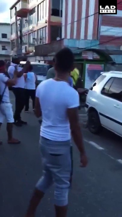 Il défonce le sabot de la fourrière posé sur sa voiture à coup de marteau!