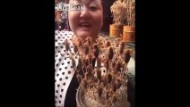 Cette chinoise mange des brochettes de scorpions vivants... Miam