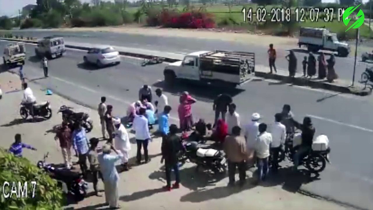 Ces 2 gars en scooter s'en tirent miraculeusement avec une jambe cassée... Fou