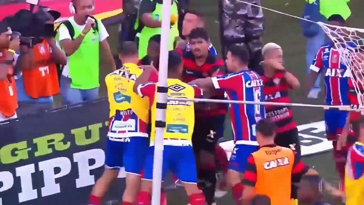 L'arbitre est obligé de suspendre le match après avoir distribué 10 cartons rouges