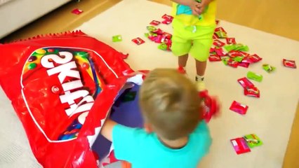 مضحك الاطفال أونبوإكسينغ حلوى الشوكولاته العملاقة