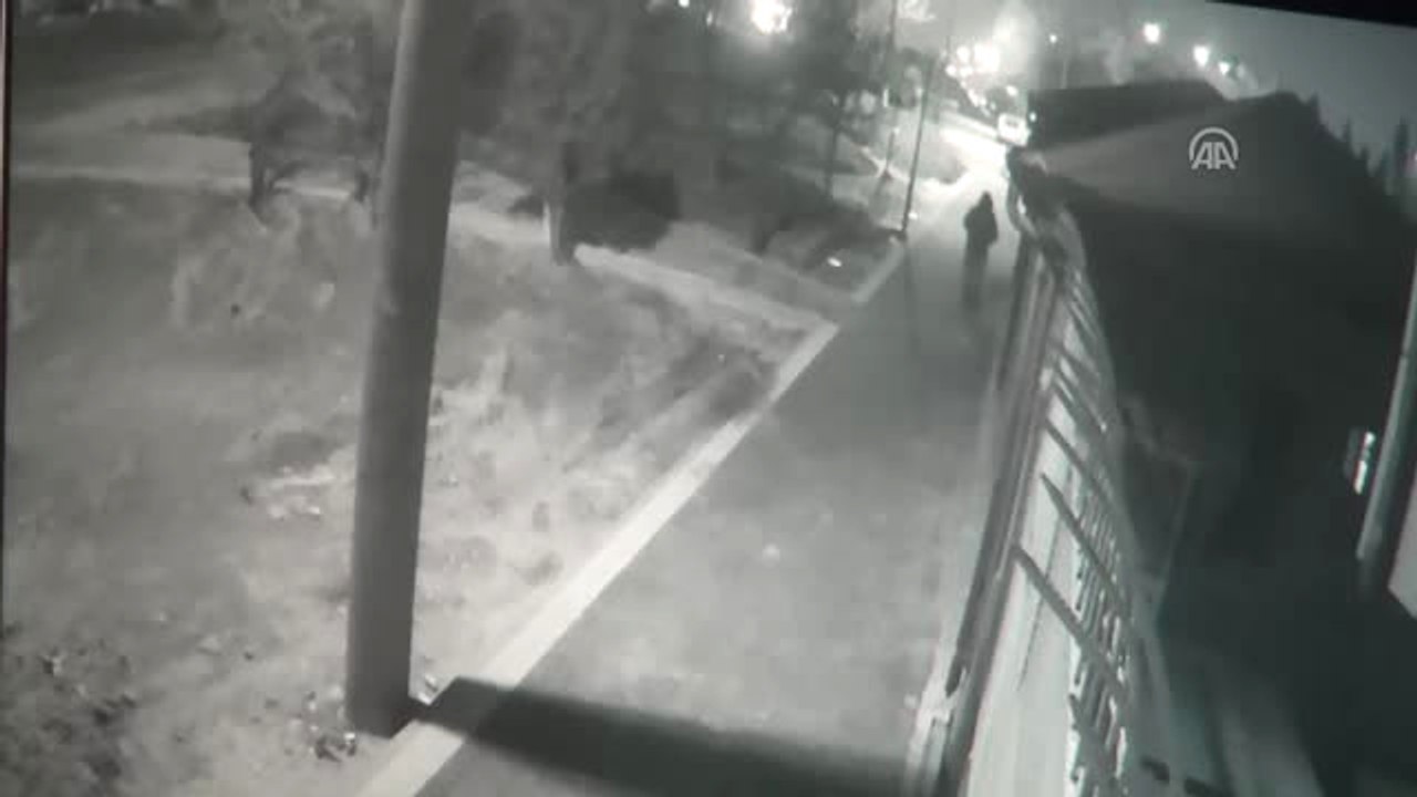 Kar Maskeli ve Silahlı Soygun Güvenlik Kamerasında