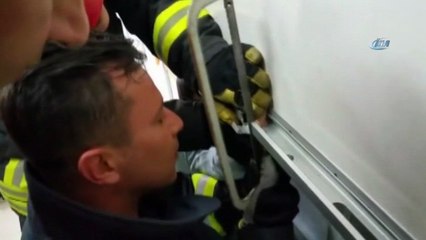 Parmağı akıllı tahtaya sıkışan öğrenciyi itfaiye kurtardı