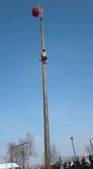 Download Video: Ce débile fait une chute de 7m de haut en voulant descendre d'un poteau