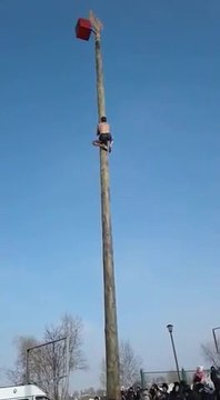 Ce débile fait une chute de 7m de haut en voulant descendre d'un poteau