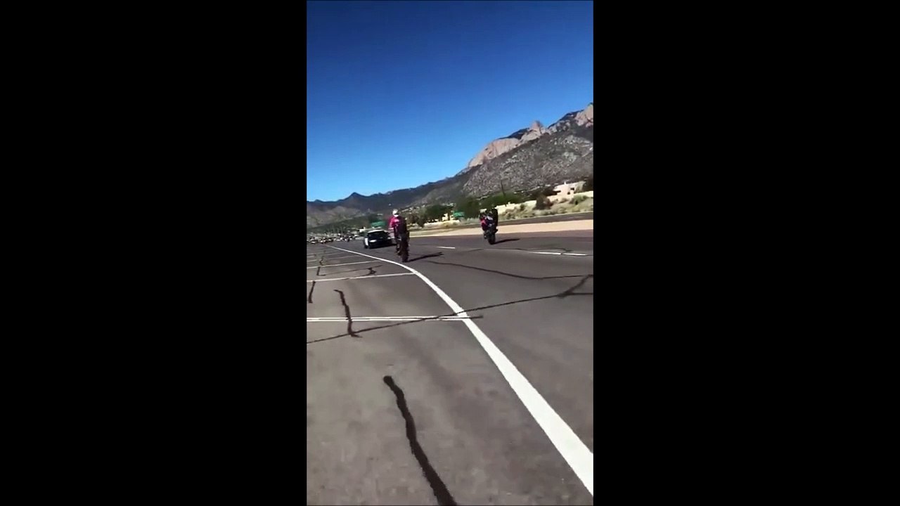 Un policier sort son pistolet pour menacer un motard qui fait un roue... Dingue