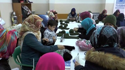 Vanlı kadınlardan Mehmetçik'e ilmek ilmek destek